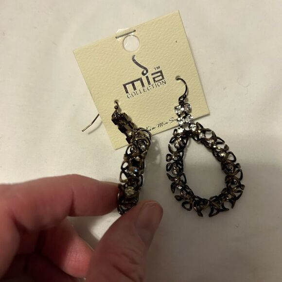 NWT Mai collection Tear Drop metal and rhinestone earrings hook earrings - Picture 3 of 9